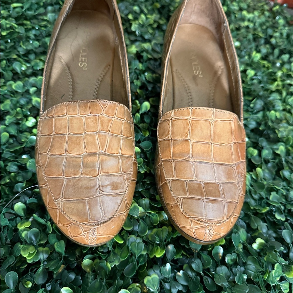 AEROSOLES Tan Crocodile Texture Loafers